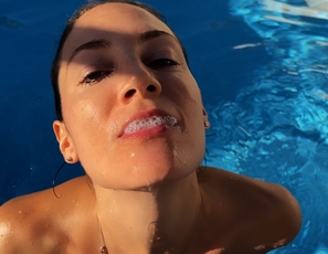 344_Wet_and_Playful_Blowjob_in_the_Pool