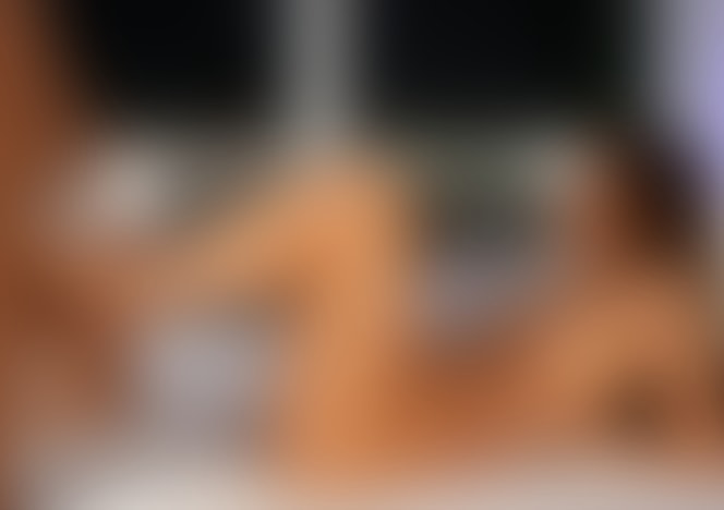 999_027_SHOW_White_Shorts_Chucks_and_Facial